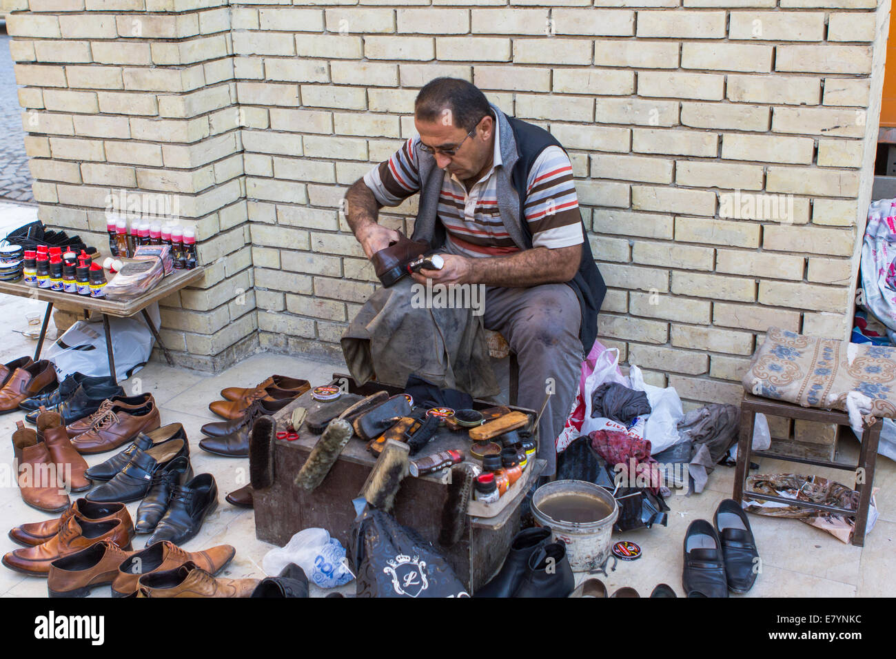 Eine kurdische Schuhputzer am Arbeitsplatz auf dem Basar in Erbil (Arbil), Irakisch-Kurdistan Provinz Irak. Stockfoto