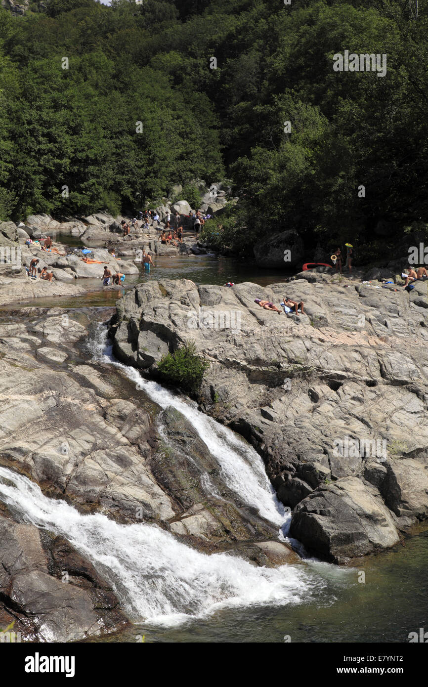 Schwimmen in der Tarn, Le Pont De Monvert, Cevennen-Nationalpark, Lozere, Languedoc-Roussillon, Frankreich. Stockfoto