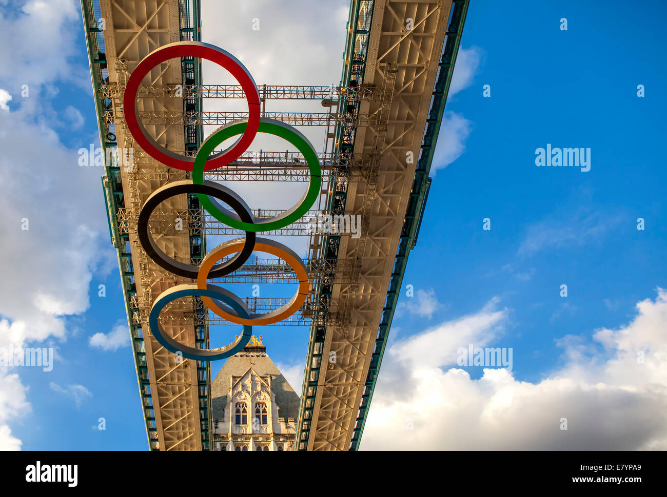 Blick auf Olympia 2012 in London Logo auf Tower bridge Stockfoto