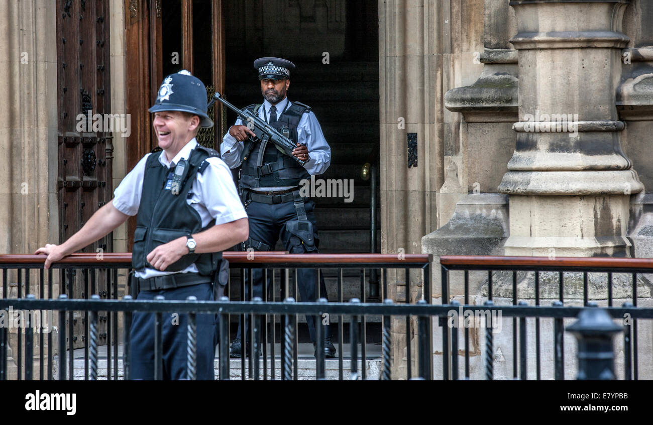 Zwei Polizisten London außerhalb des Palace of Westminster, St. Margaret St fotografiert.  Die erste ist entspannt und lächelnd, während Stockfoto