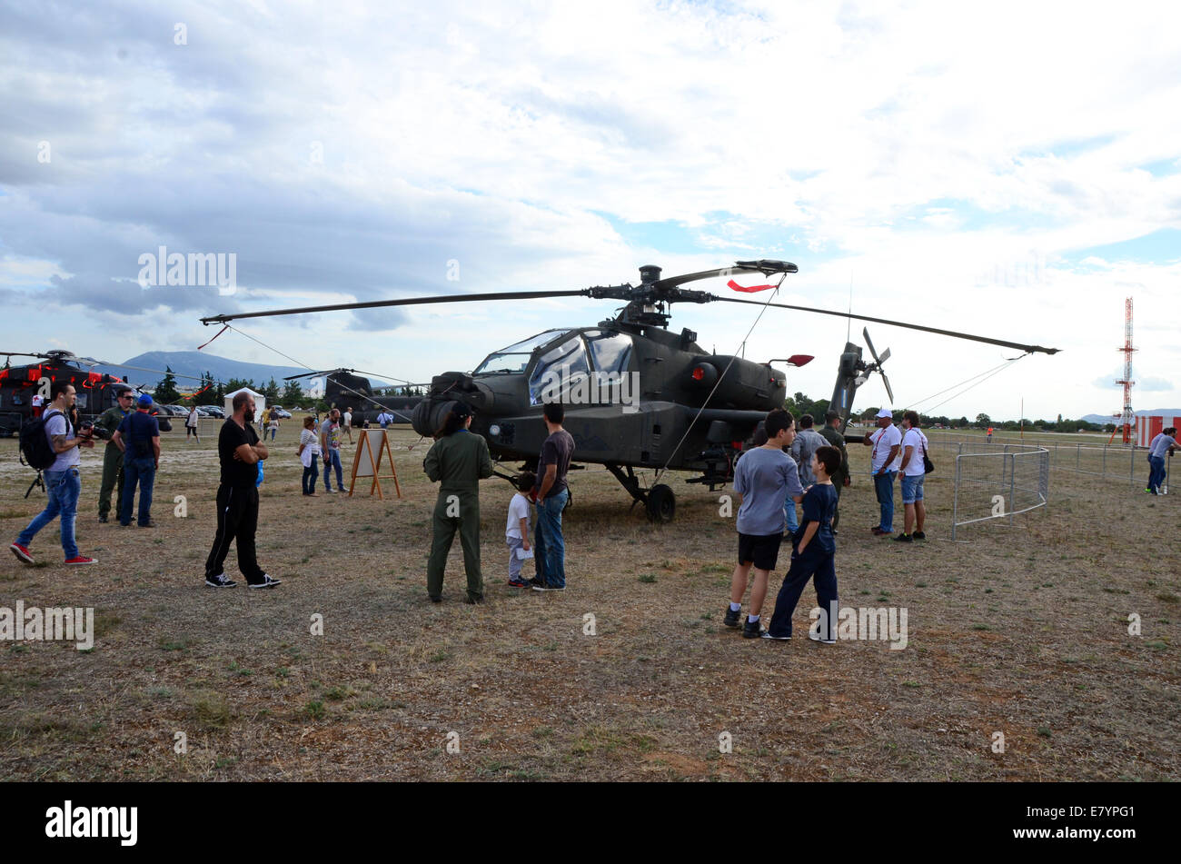 Athen, Griechenland. 26. September 2014. Ein AH64D Longbow Apache Angriff Hellicopter Zugehörigkeit zu Hellenic Heeresflieger wurde während der Airshow ausgestellt. In der militärischen Flughafen Tatoi fand Athen fliegen Woche Airshow. Bildnachweis: George Panagakis/Pacific Press/Alamy Live-Nachrichten Stockfoto