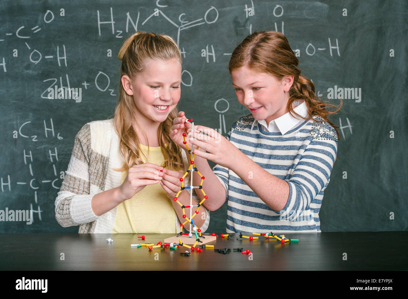 Mädchen (10-12) mit molekularen Modell Stockfoto