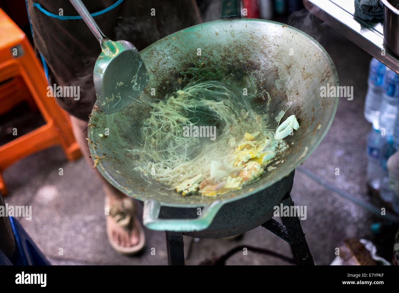 Eine Straße Verkäufer kocht Pad Thai Nudeln im Wok in Bangkok, Thailand Stockfoto