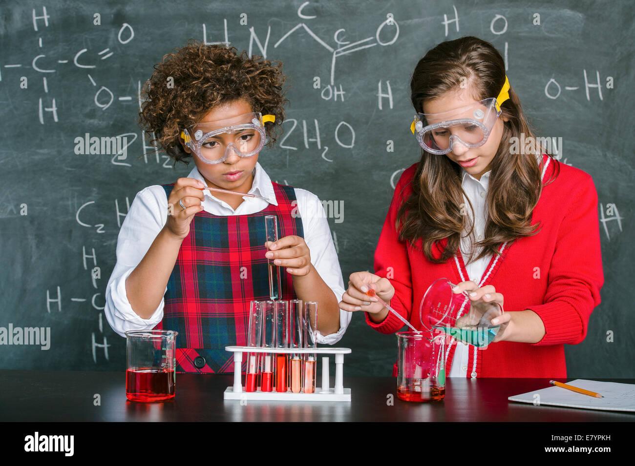 Mädchen (9-10), (13-15) lernen Chemie Stockfoto