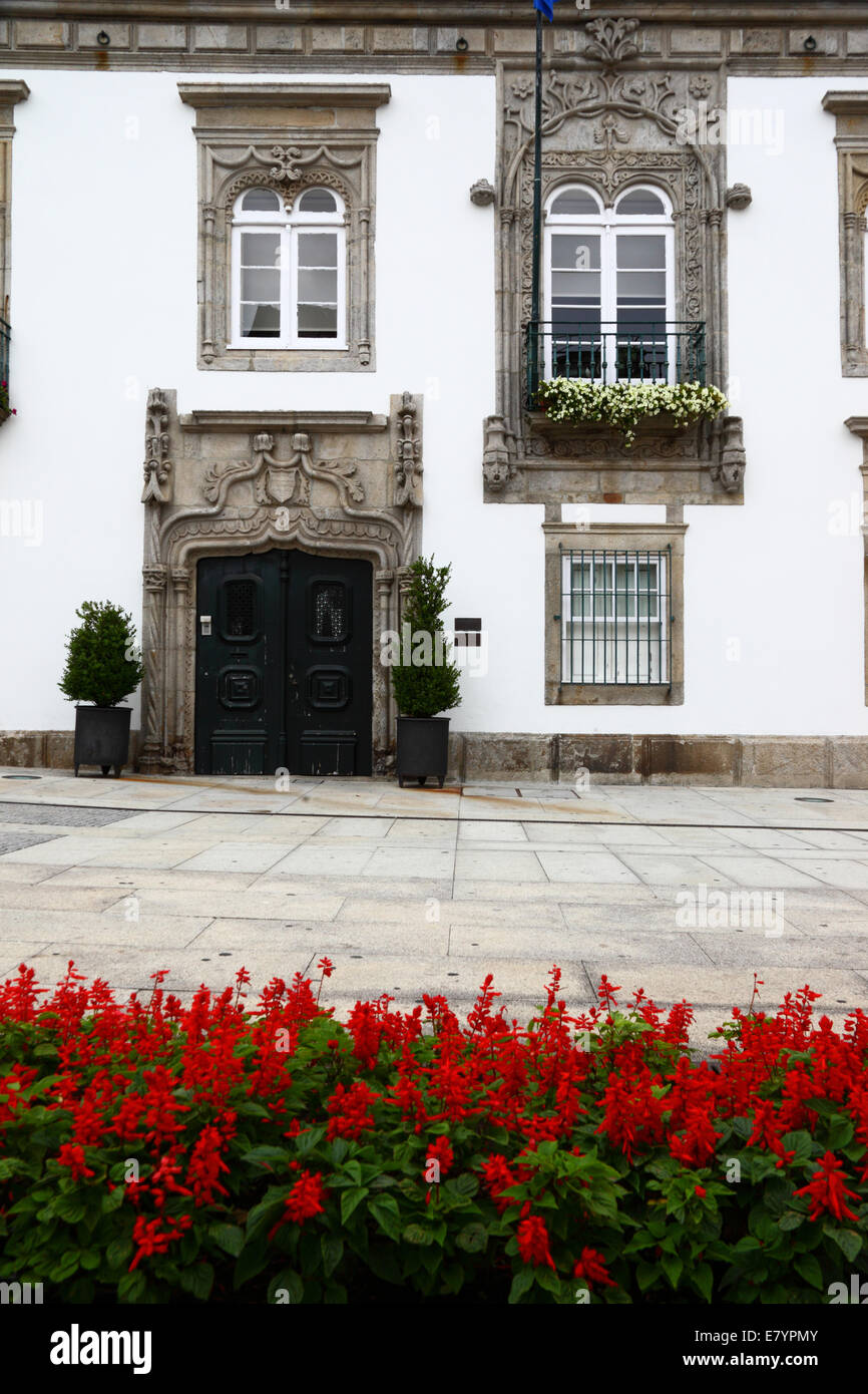 Fassade des Herrenhauses Casa de Carreira, rosa Salbei Blumen im Vordergrund, Viana do Castelo, Nord-Portugal Stockfoto