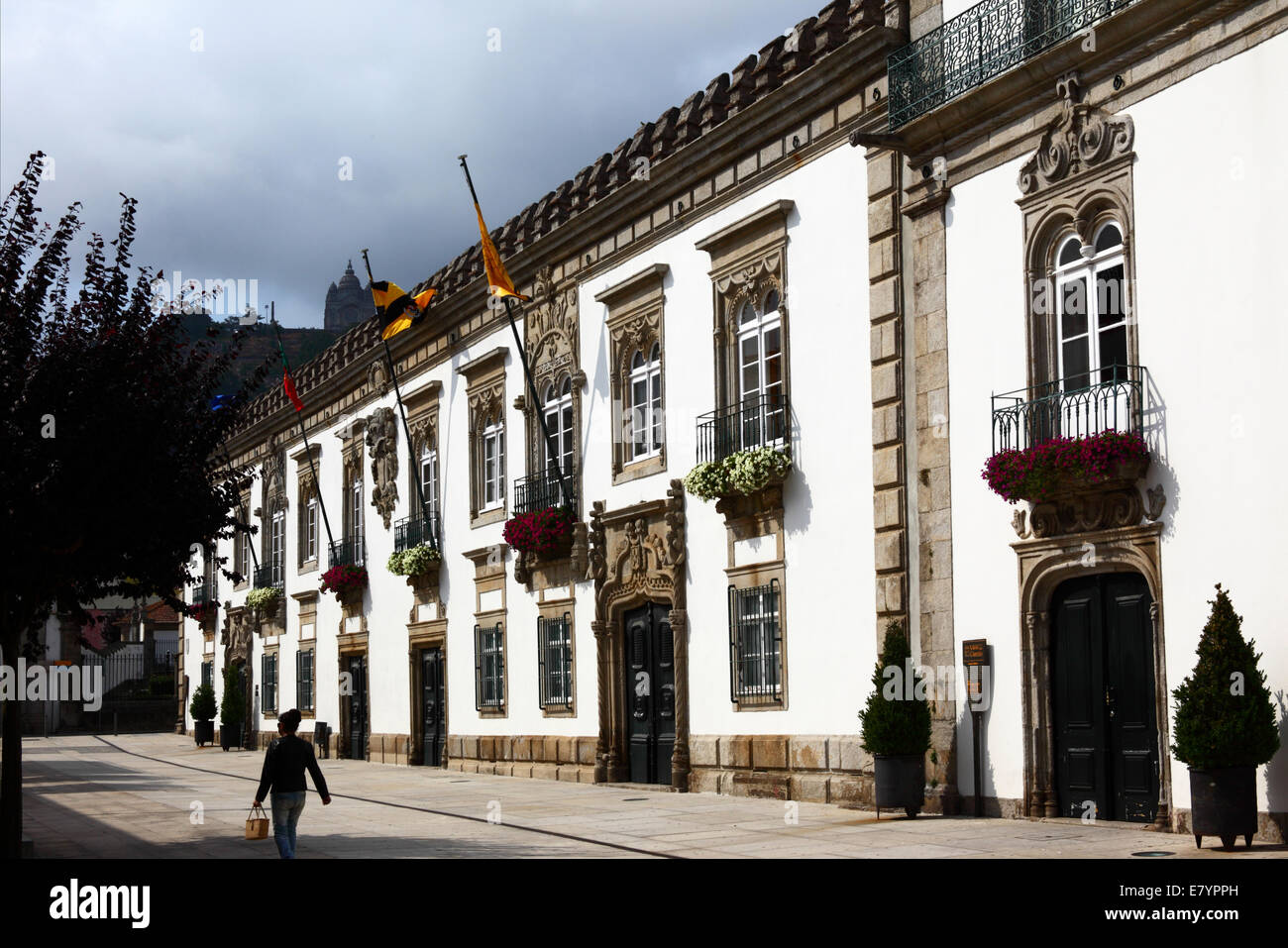 Fassade des Casa de Carreira Herrenhaus, Basilika Santa Luzia im Hintergrund, Viana do Castelo, Nordportugal Stockfoto