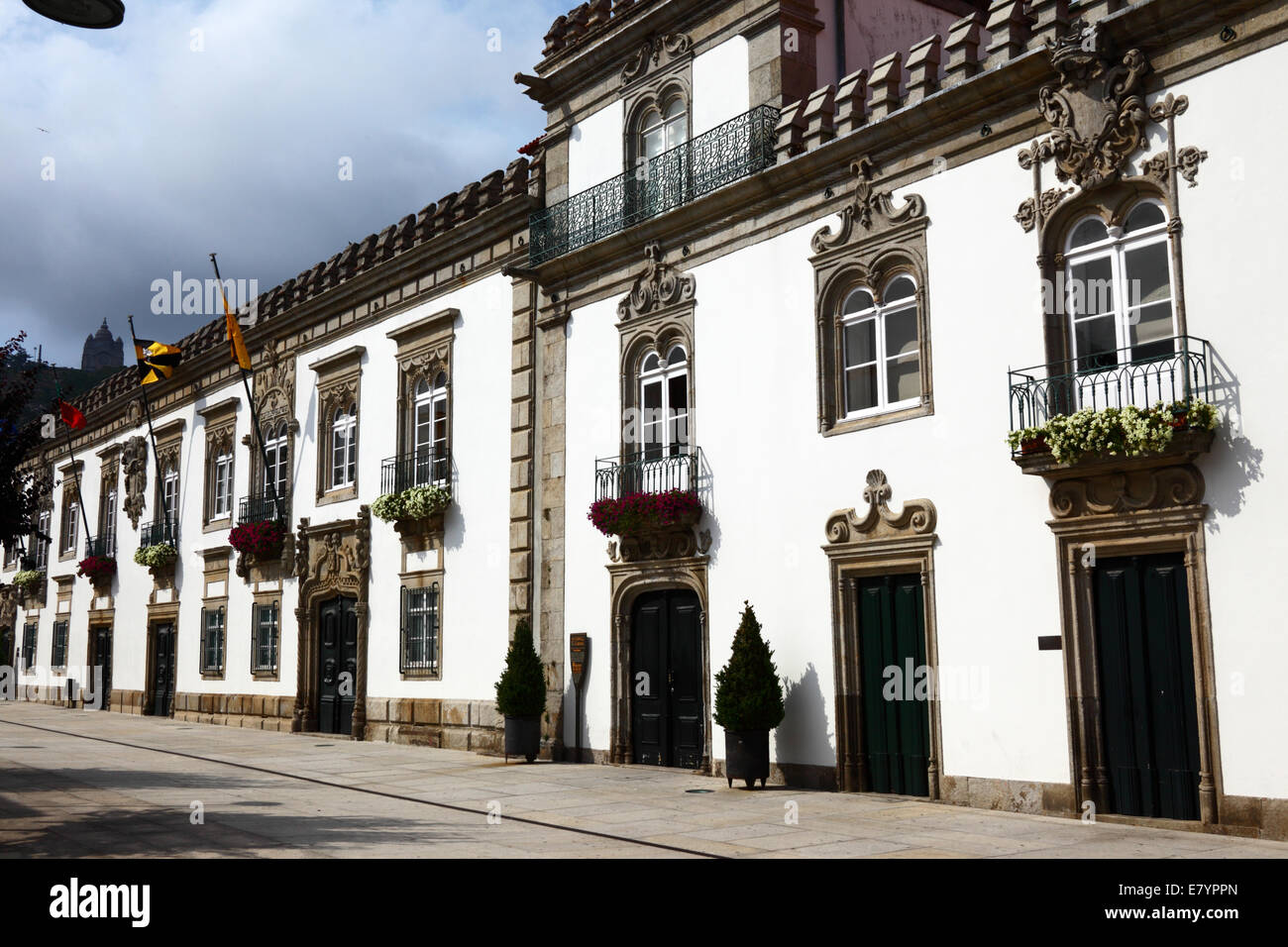 Fassade des Casa de Carreira Herrenhaus, Basilika Santa Luzia im Hintergrund, Viana do Castelo, Nordportugal Stockfoto