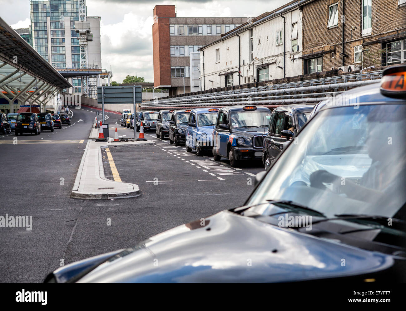 Taxi-Linie am Bahnhof Paddington in London Stockfoto