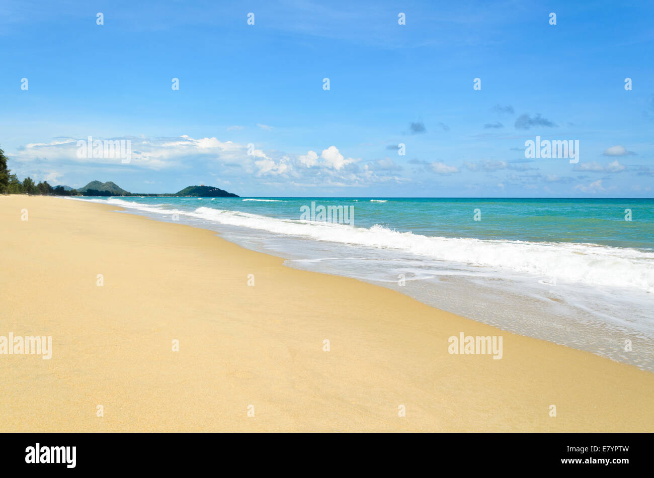 Schöner sauberer Strand und Meer in Ban Krut in Prachuap Khiri Khan Provinz von Thailand. Stockfoto