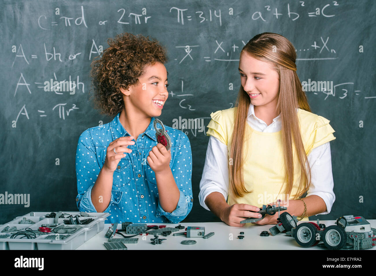 Zwei Mädchen im Klassenzimmer Stockfoto