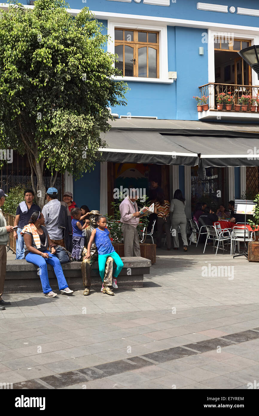 Menschen sitzen und stehen am Plaza del Teatro (Theaterplatz) im Zentrum Stadt in Quito, Ecuador Stockfoto