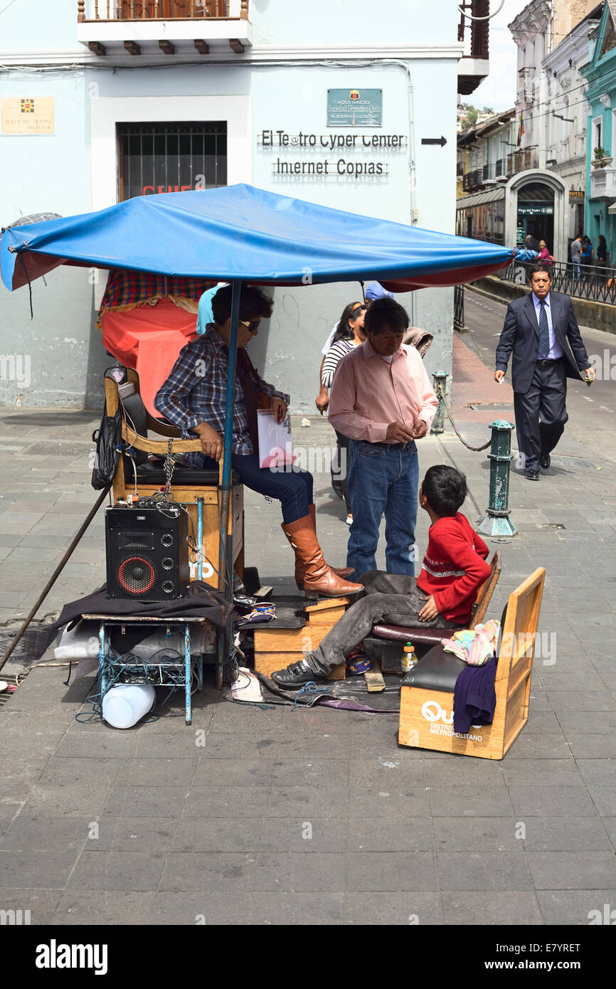 Schuhputzer mit Kunden auf der Plaza del Teatro (Theaterplatz) im Zentrum Stadt in Quito, Ecuador Stockfoto