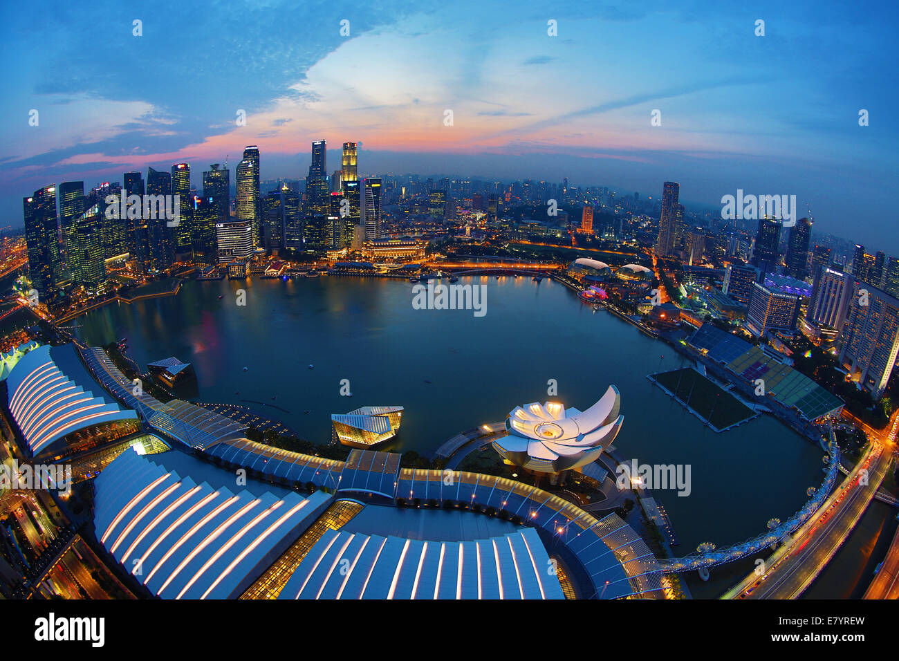 Skyline von Singapur und Marina Bay in der Nacht, Republik Singapur Stockfoto