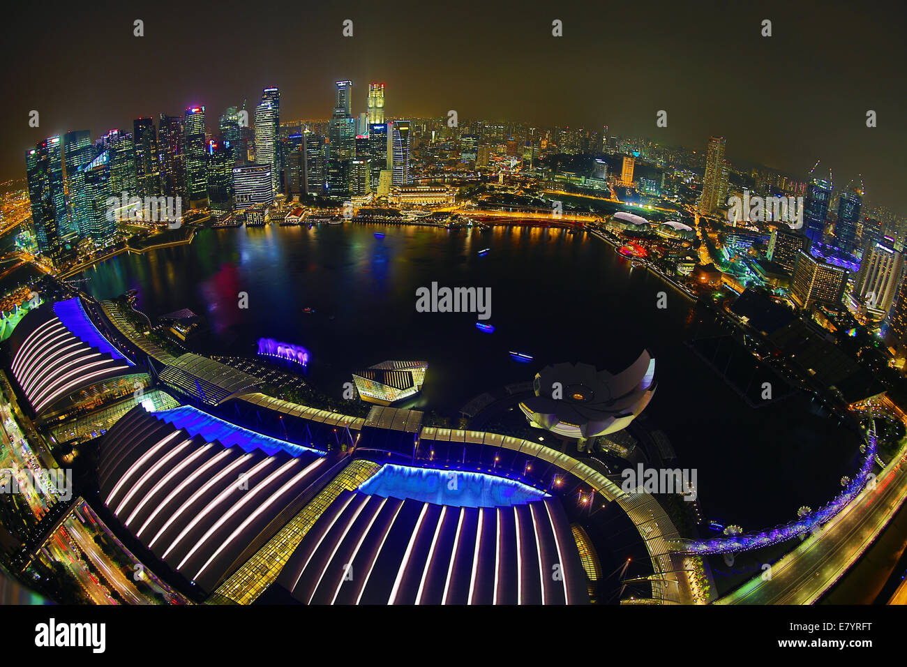 Skyline von Singapur und Marina Bay in der Nacht, Republik Singapur Stockfoto