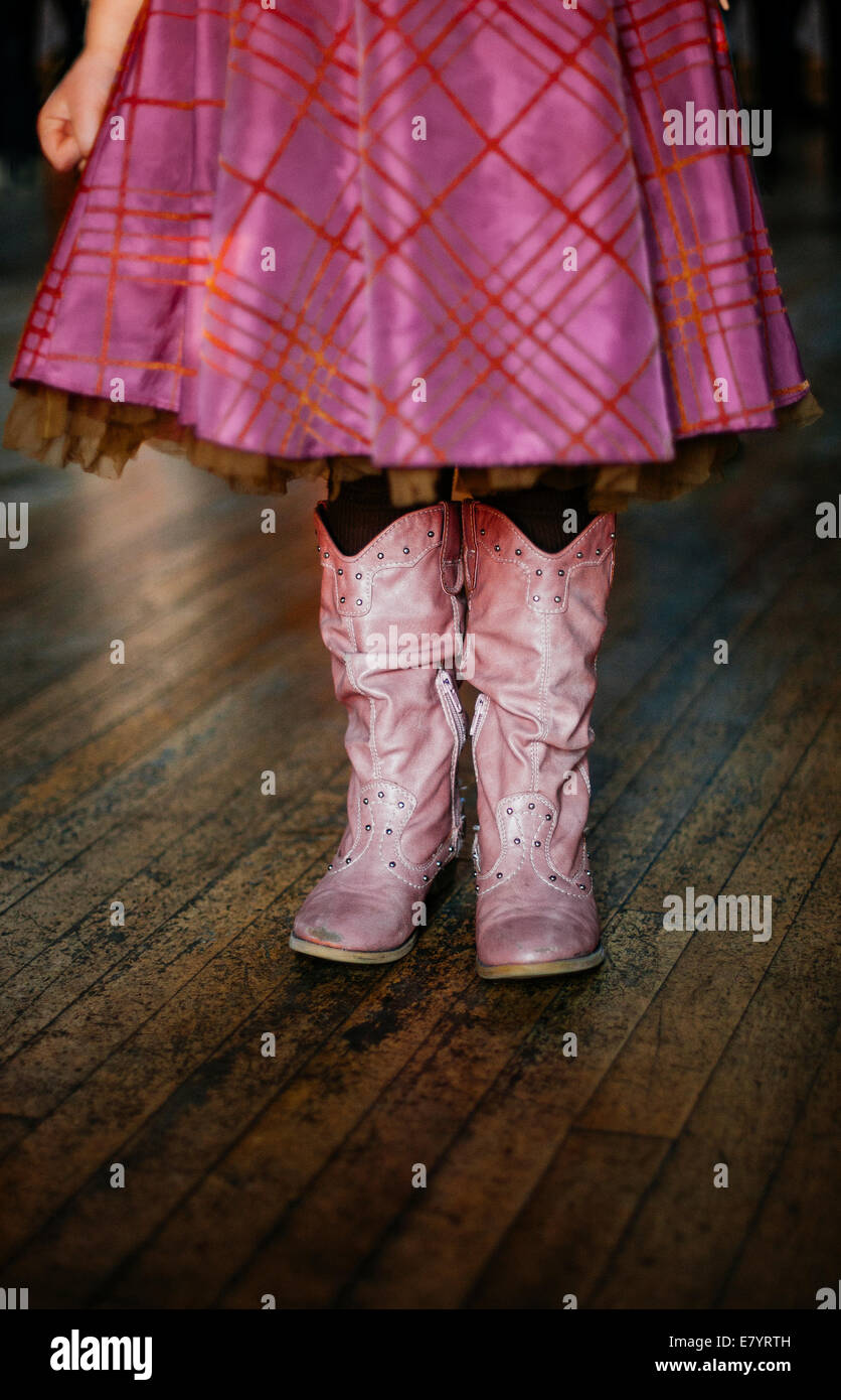 Blick auf Mädchen (10-12 Jahre) in Cowboy-Stiefel Stockfoto