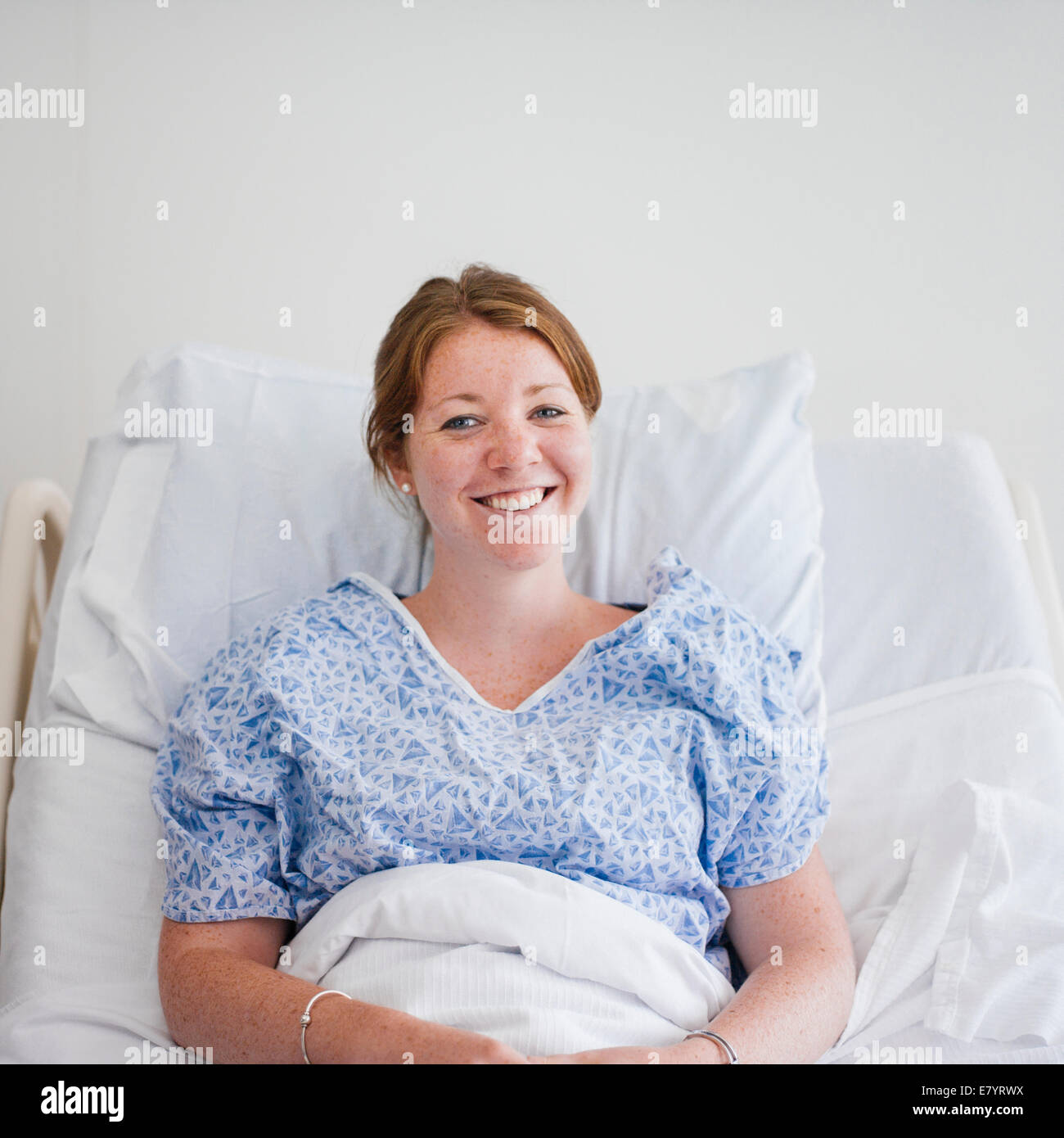 Blick auf Frau im Krankenhausbett liegen und lächelnd Stockfoto