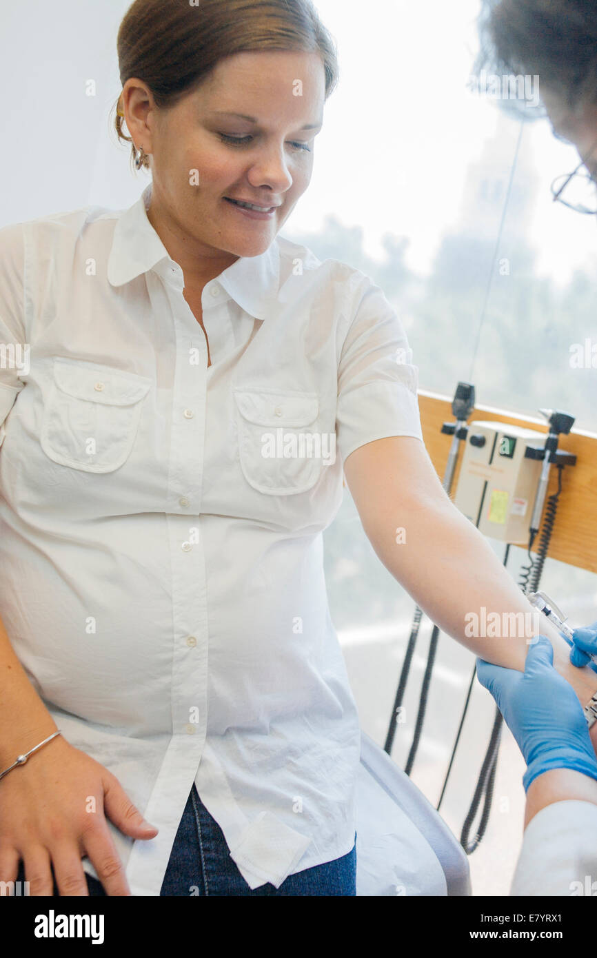 Blick auf Frau empfangen Injektion im Krankenhaus Stockfoto
