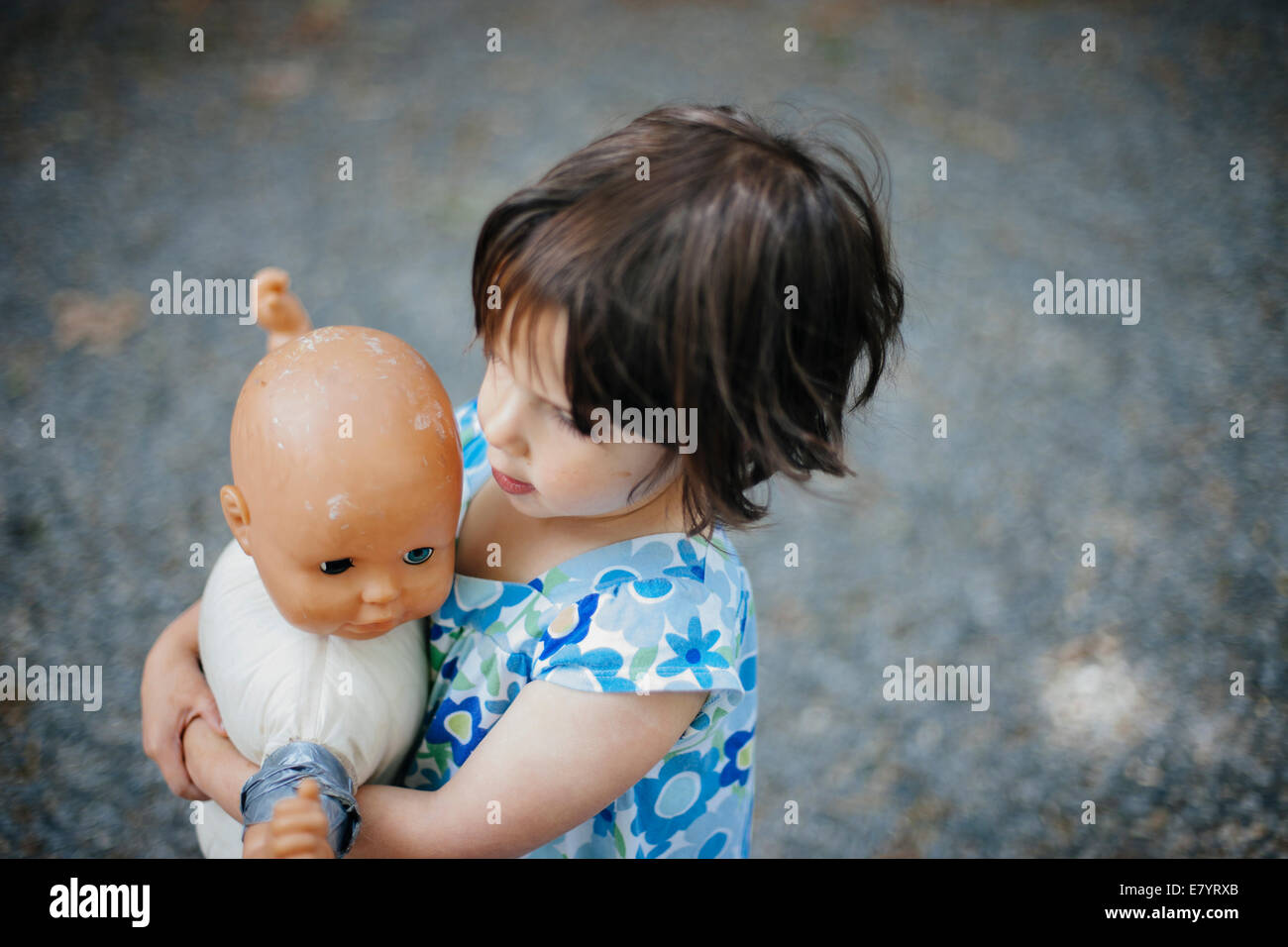 Erhöhten Blick auf Mädchen (4-5 Jahre) spielen mit Puppe Stockfoto