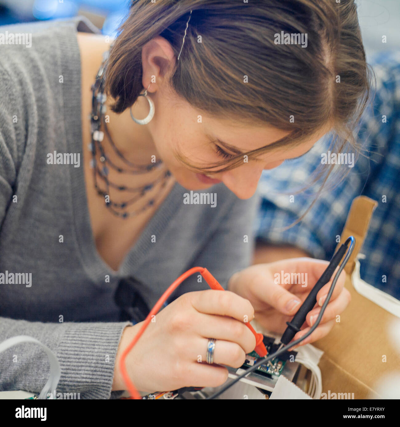 Blick auf Frau arbeiten mit elektrischen Teilen Stockfoto