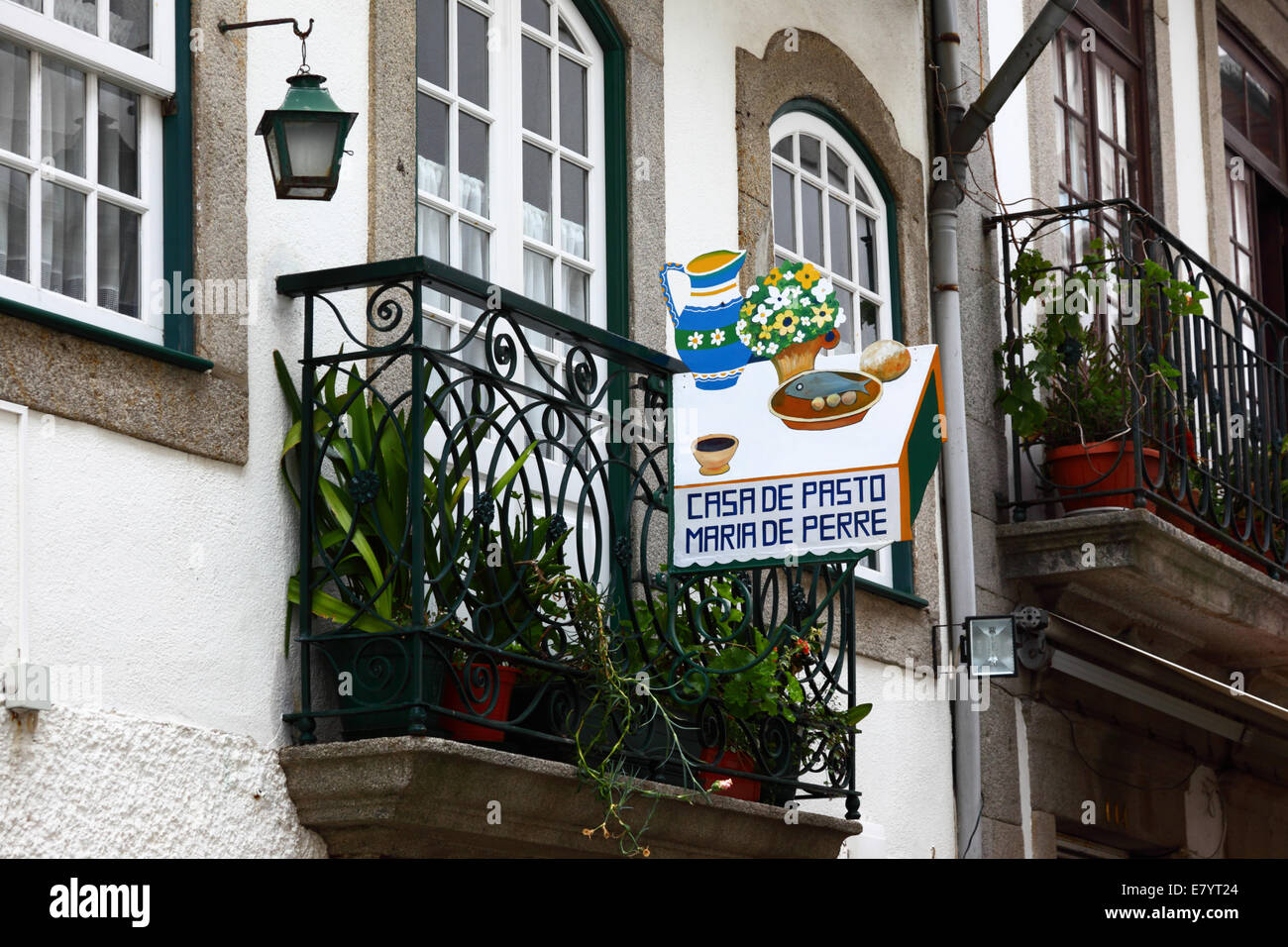Detail des Café / Restaurant Zeichen und Balkon, Viana Do Castelo Nord Portugal Stockfoto