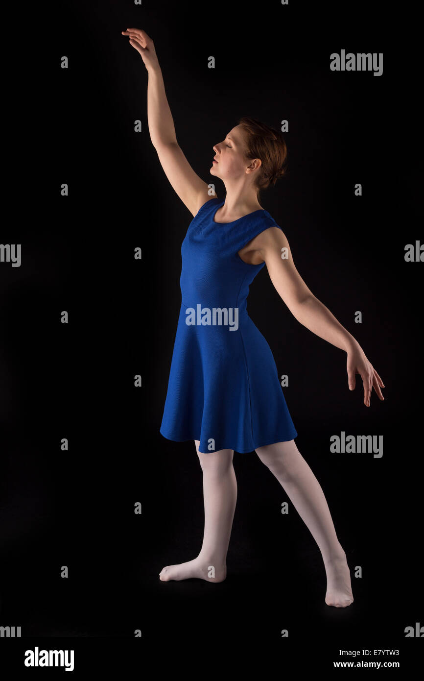 Tänzerin beim Training im blauen Kleid Stockfoto
