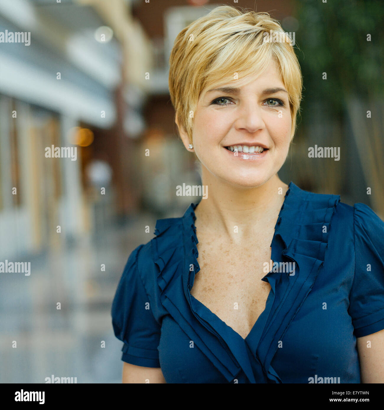 Porträt von lächelnden Frau mittleren Alters Stockfoto