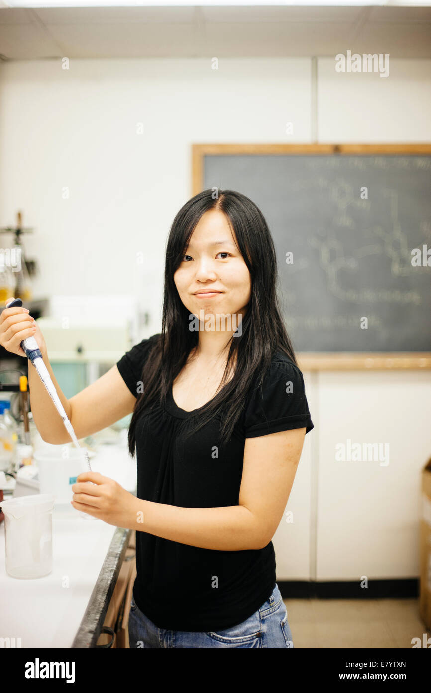 Frau im Labor mit Pipette Füller und Glas tube Stockfoto