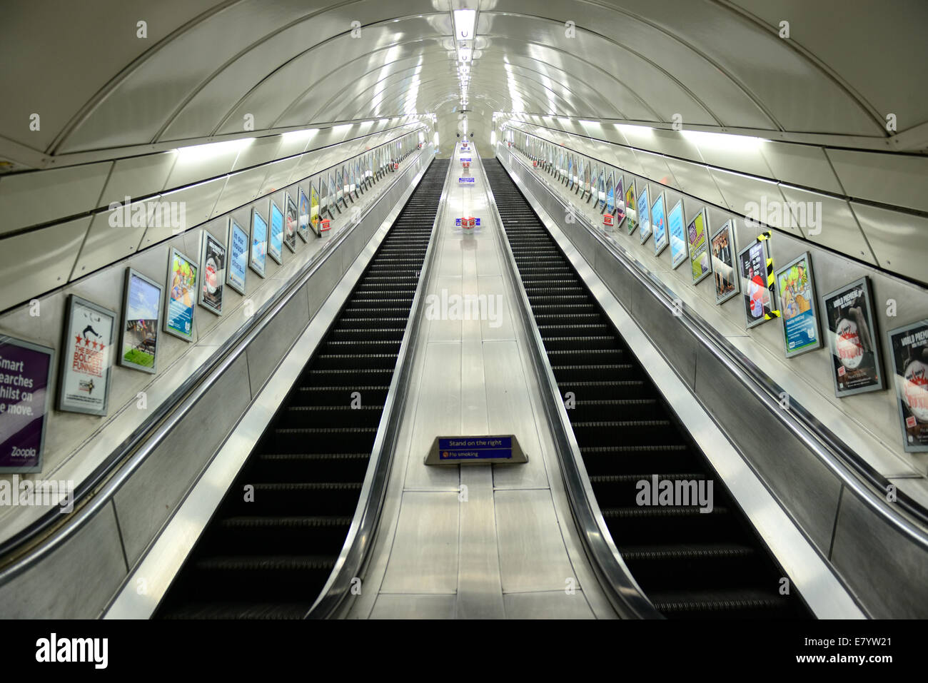 LONDON, UK - 27. September: London Underground Station innen am 27. September 2013 in London, Vereinigtes Königreich. Das System dient 270 Stationen, 402 Kilometer Strecke mit Geschichte von 150 Jahren Stockfoto