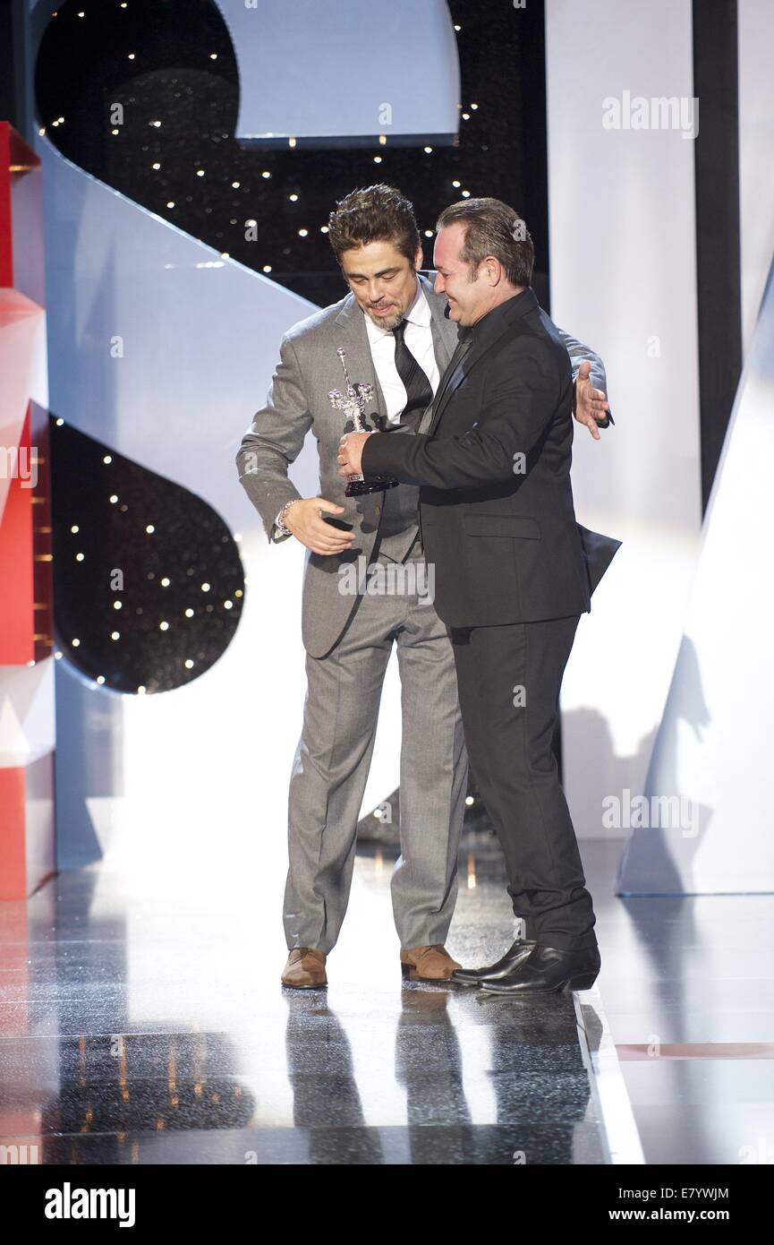 San Sebastian, Baskenland, Spanien. 26. September 2014. Benicio del Toro erhält von Jorge Perugorria den "Donosti" Lifetime Achievement Award im Kursaal Palace während der 62. San Sebastian International Film Festival am 26. September 2014 in San Sebastian, Spanien. Bildnachweis: Jack Abuin/ZUMA Draht/Alamy Live-Nachrichten Stockfoto