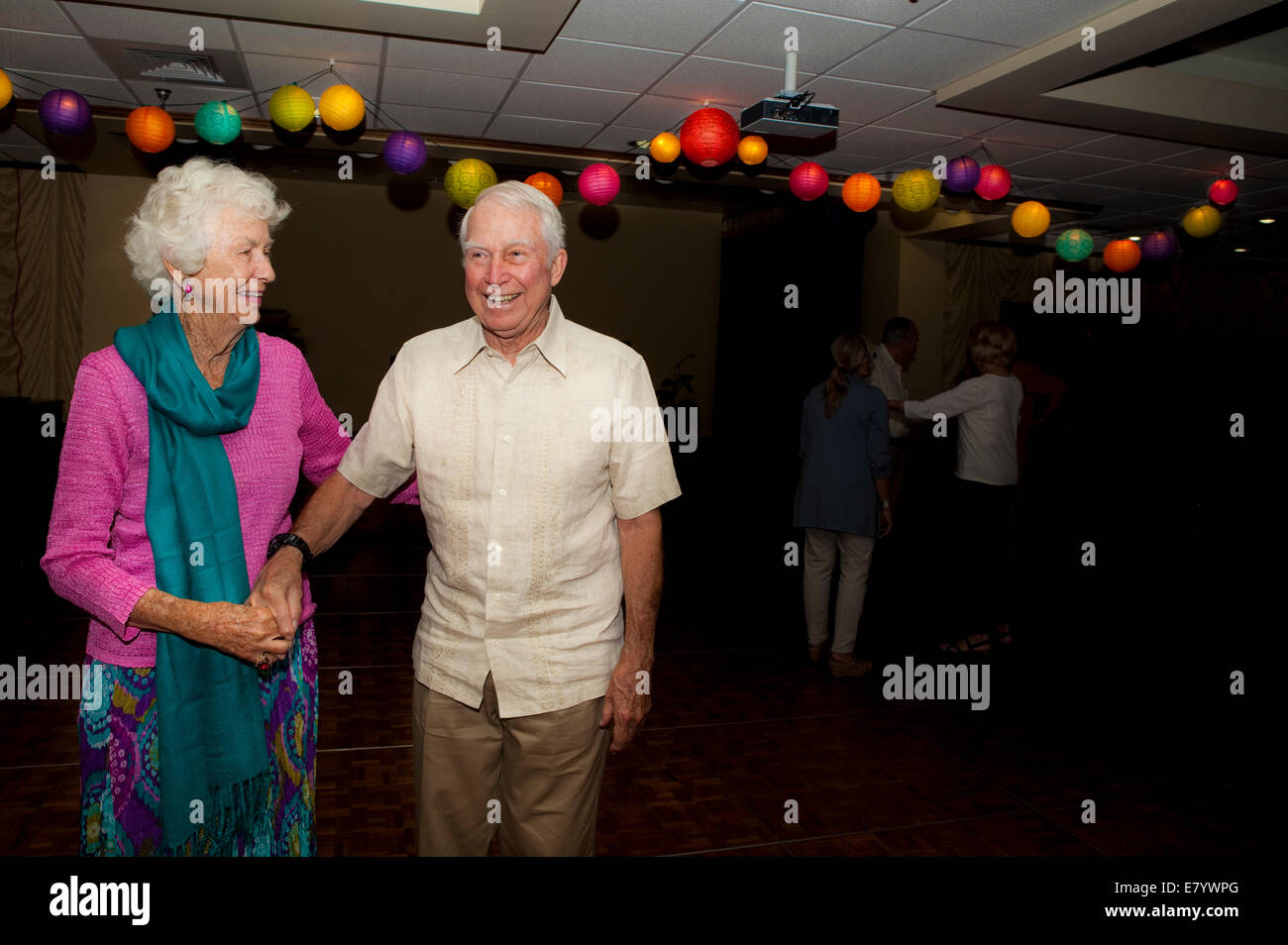 Zwei ältere Menschen Hand in Hand Stockfoto