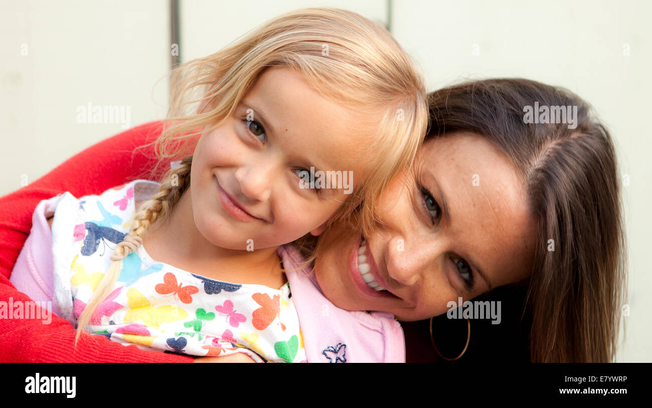 Porträt der Frau mit ihrer Tochter (4-5 Jahre) Stockfoto