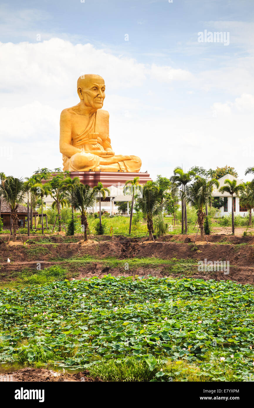 Gigantische Statue des berühmten thailändischen Mönch befindet sich in der Provinz Ayutthaya, in der Nähe der Autobahn nach Nord-Thailand. Stockfoto