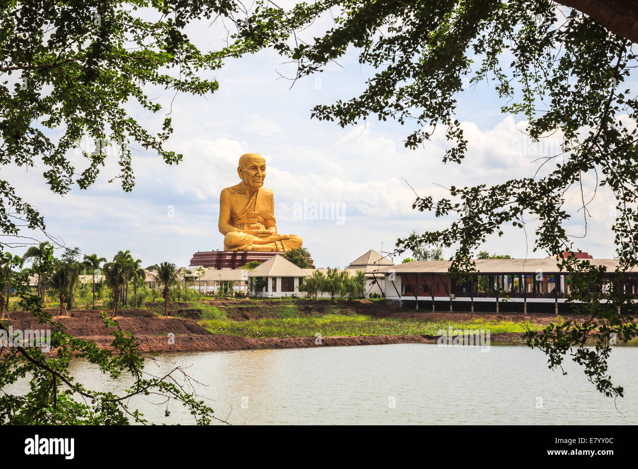 Gigantische Statue des berühmten thailändischen Mönch befindet sich in der Provinz Ayutthaya, in der Nähe der Autobahn nach Nord-Thailand. Stockfoto