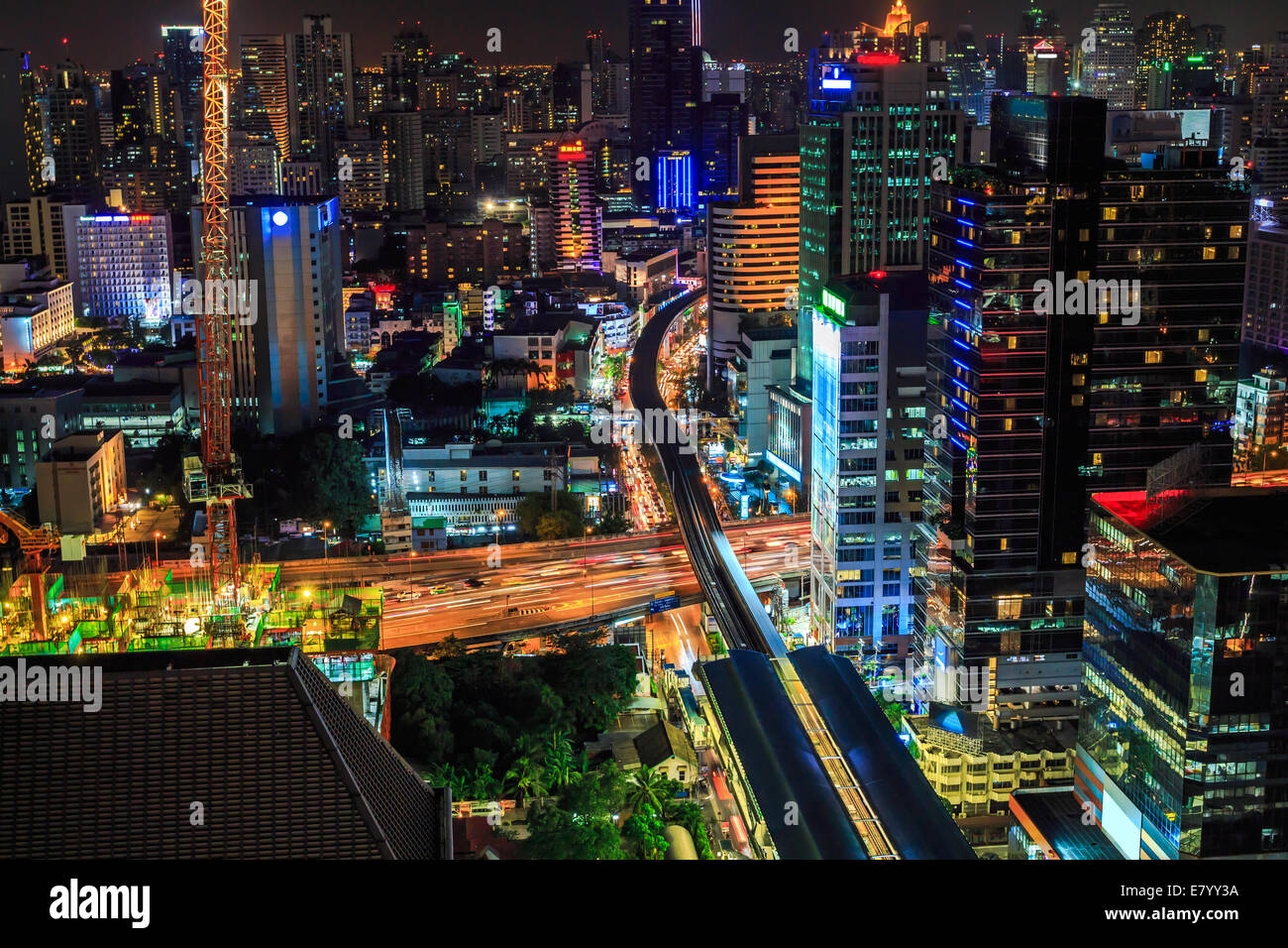 Transport und Verkehr von Bangkok bei Nacht, Thailand Stockfoto