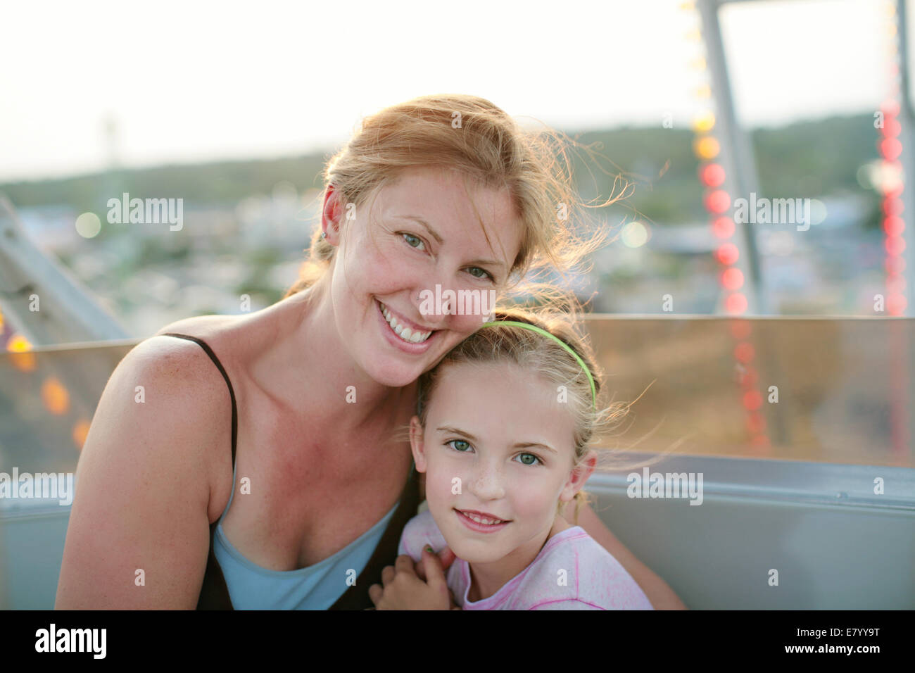 Porträt von glücklichen Mädchen (6-7) mit Mutter Stockfoto