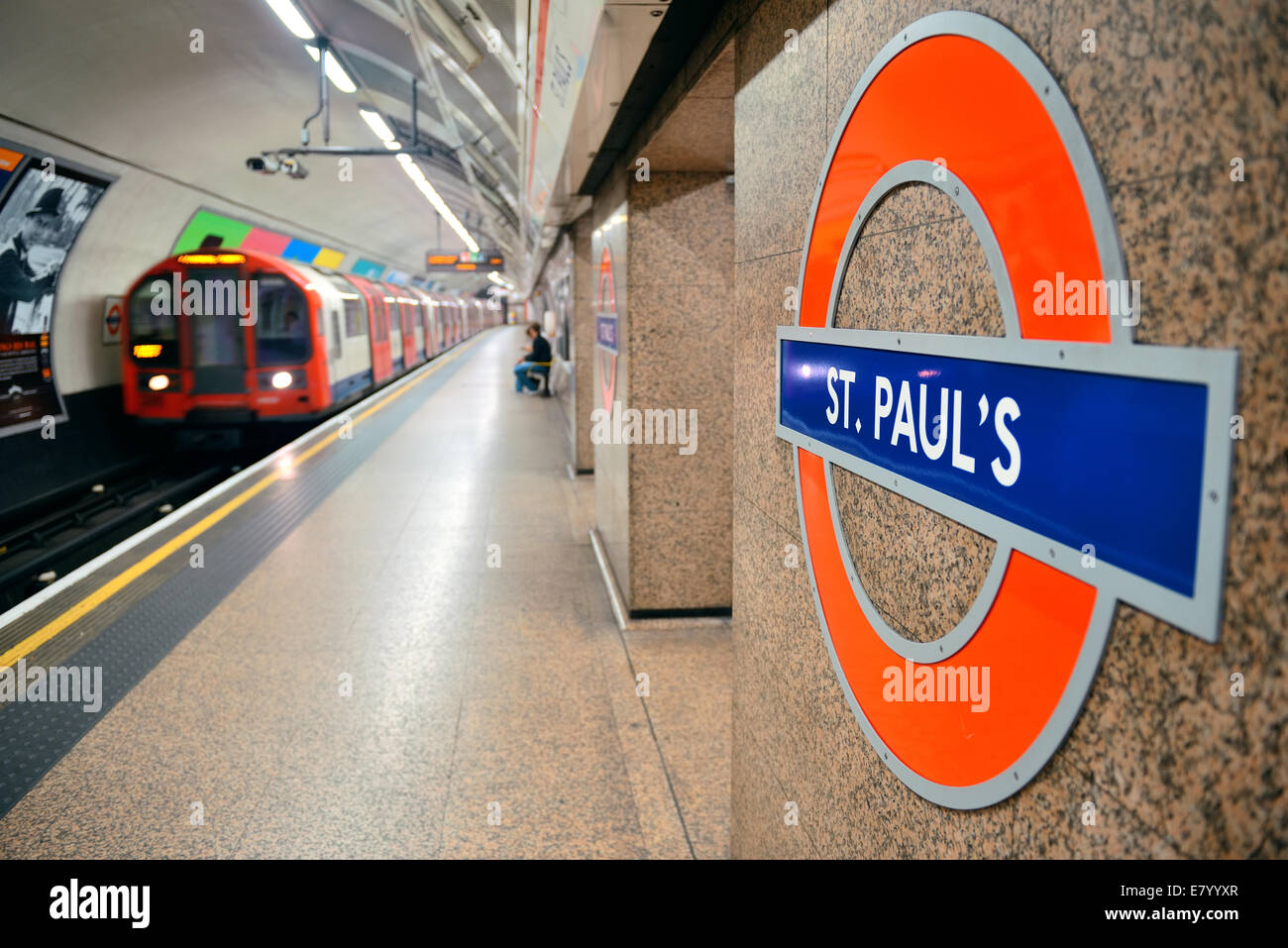 LONDON, UK - 27. September: London Underground Station innen am 27. September 2013 in London, Vereinigtes Königreich. Das System dient 270 Stationen, 402 Kilometer Strecke mit Geschichte von 150 Jahren Stockfoto