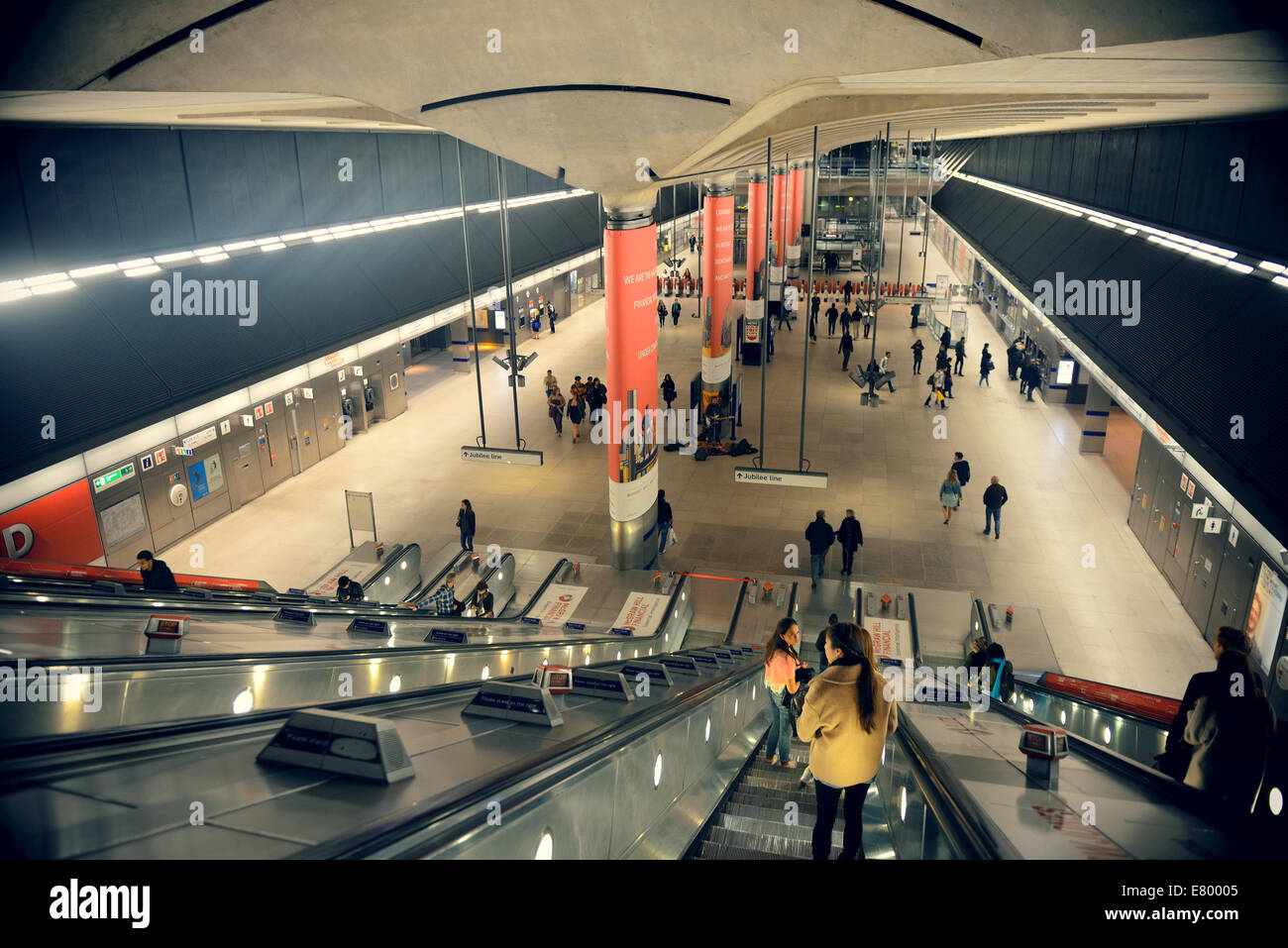 LONDON, UK - 27. September: London Underground Station innen am 27. September 2013 in London, Vereinigtes Königreich. Das System dient 270 Stationen, 402 Kilometer Strecke mit Geschichte von 150 Jahren Stockfoto