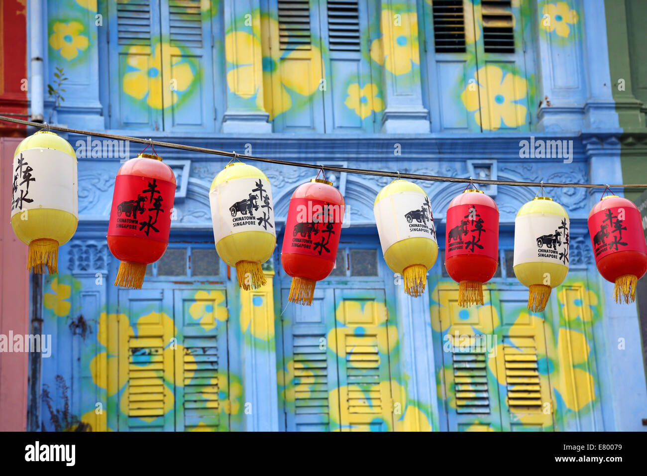 Rote und gelbe Lampions hängen vor bunten Häusern mit Fensterläden und Fenster in Chinatown in Singapur, Rep Stockfoto