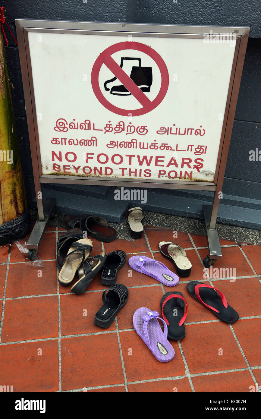 Keine Zeichen der Schuhe und Schuhe vor einem Tempel in Singapur, Republik Singapur Stockfoto