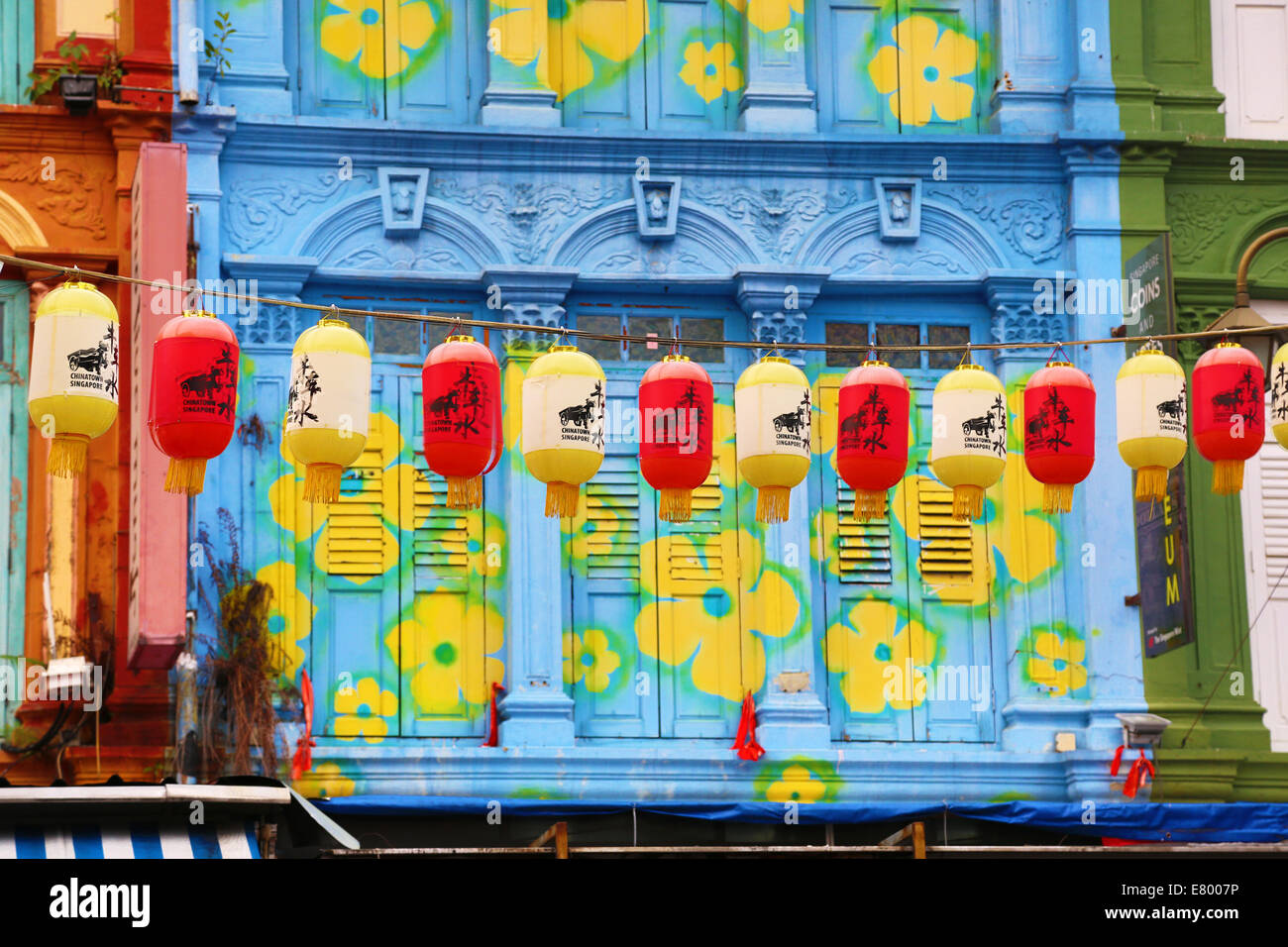 Rote und gelbe Lampions hängen vor bunten Häusern mit Fensterläden und Fenster in Chinatown in Singapur, Rep Stockfoto