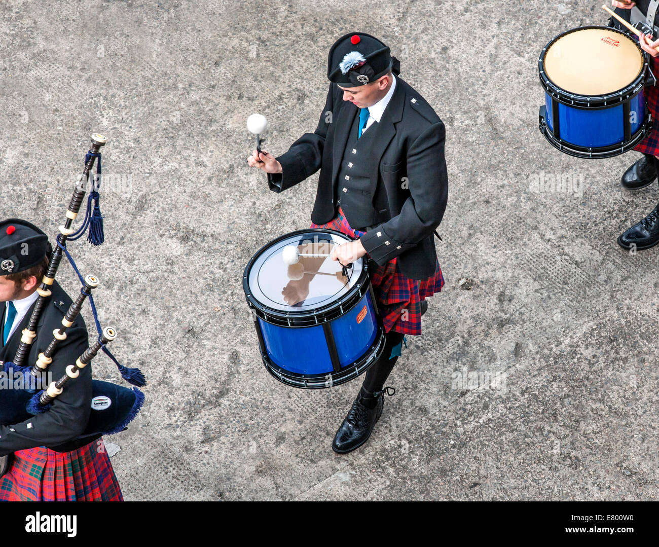 Schottischer Musiker Schlagzeuger einer Band fungiert als Host bei der Ankunft des transatlantischen Schiffe im Hafen von Invergordon Schottland Co Stockfoto