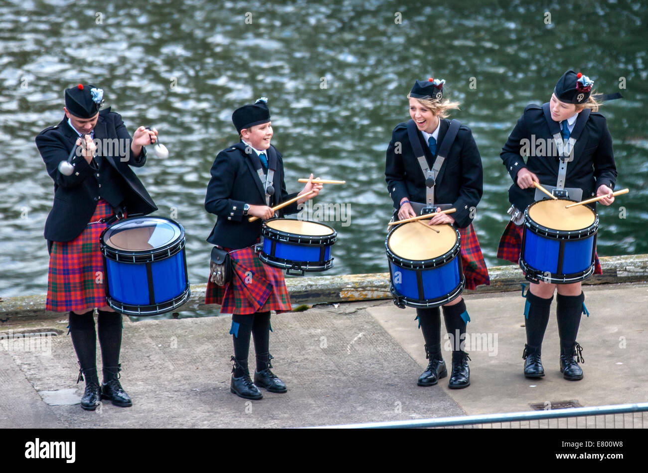 Schottische Band fungiert als Host bei der Ankunft des transatlantischen Schiffe im Hafen von Invergordon Schottland Ausschuss. Das Orchester Stockfoto