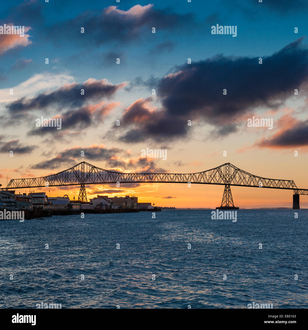 Astoria Oregon die Astoria-Megler Bridge über den Columbia River bei Sonnenuntergang. Die Astoria Megler Bridge verbindet Oregon mit dem Bundesstaat Washington. Stockfoto