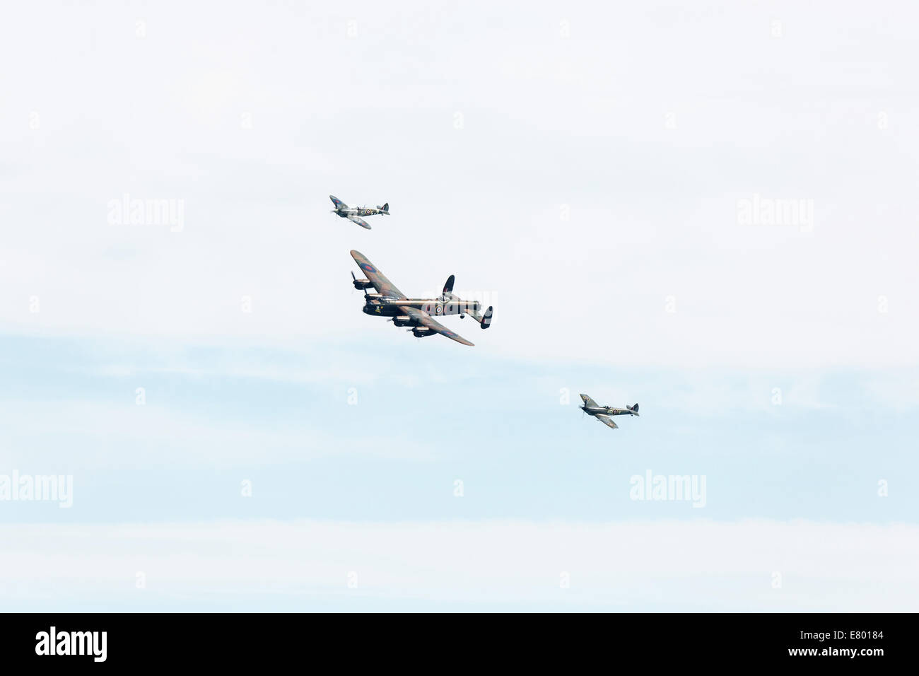 Die Battle of Britain Memorial Flight, Spitfire Lancaster und Hurrikan fliegen in Formation beim Bournemouth Air Festival Stockfoto