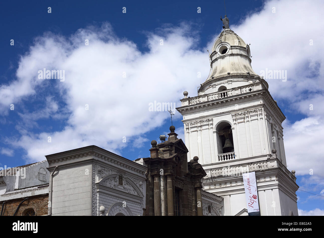 Der Kirchturm von San Augustin Kirche befindet sich in Chile Straße im Zentrum historischen Stadt in Quito, Ecuador Stockfoto