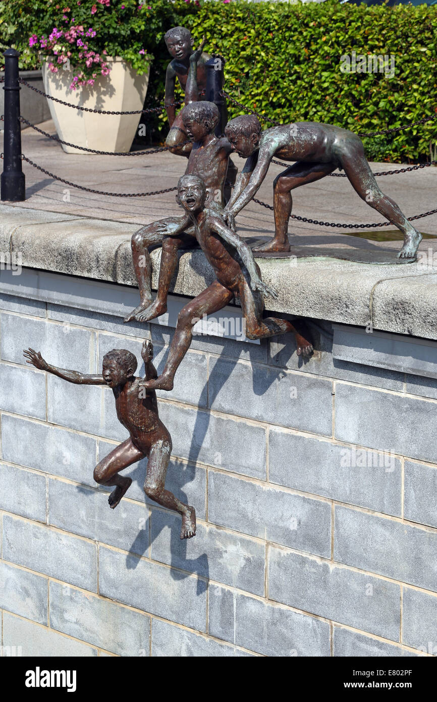 Menschen der Fluss Statue von Chong Fah Cheong Kinder springen in den Fluss in Singapur, Republik Singapur Stockfoto