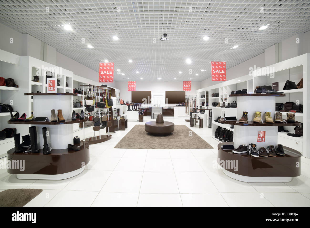 helle und moderne Interieur des Schuhs Lagern in modernen Einkaufszentrum Stockfoto