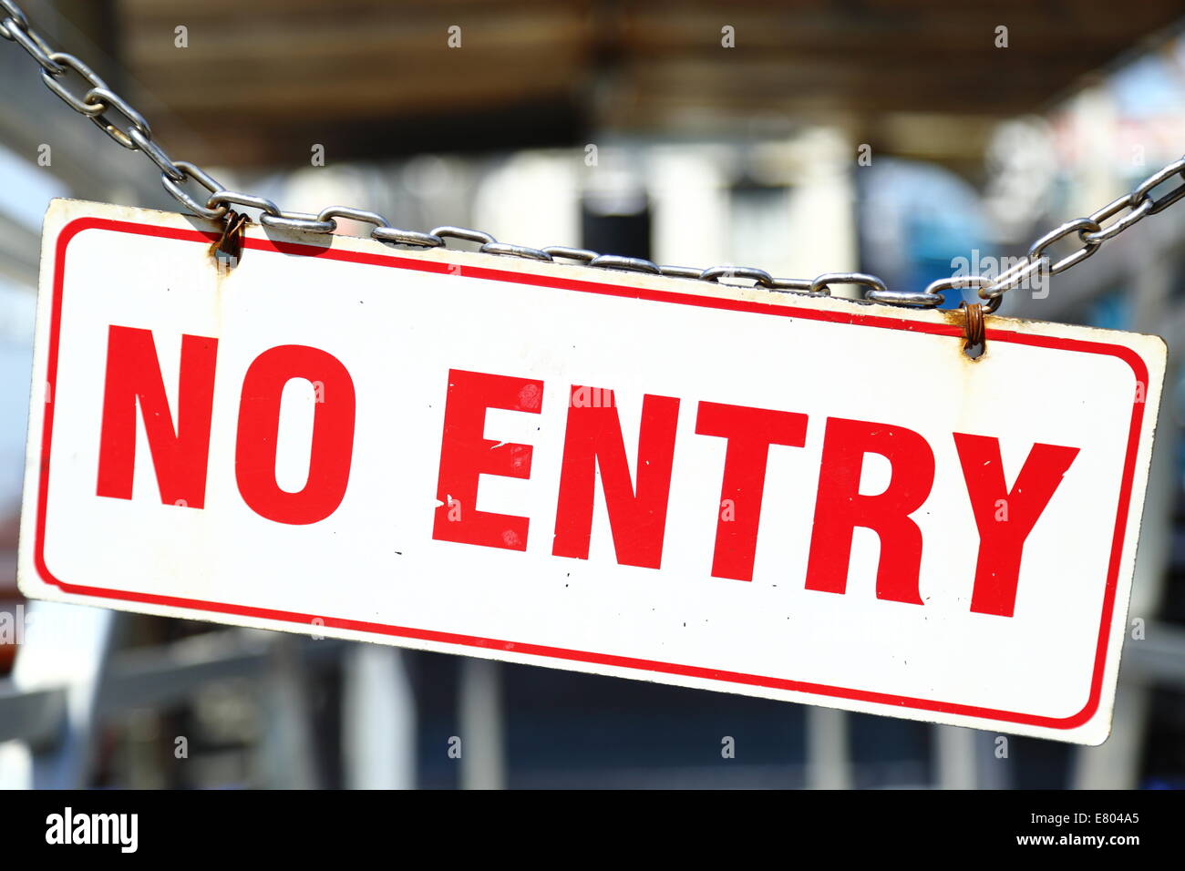NO ENTRY Zeichen baumelt an einer Kette über ein Internat Rampe auf einem Boot in Fremantle, Western Australia. Stockfoto