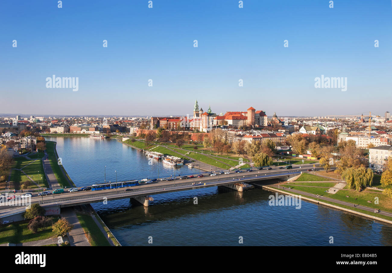 Panorama von Krakau, Polen, im Herbst, mit historischen Königsschloss Wawel, Weichsel und Podwawelski Brücke. Luftaufnahme von t Stockfoto