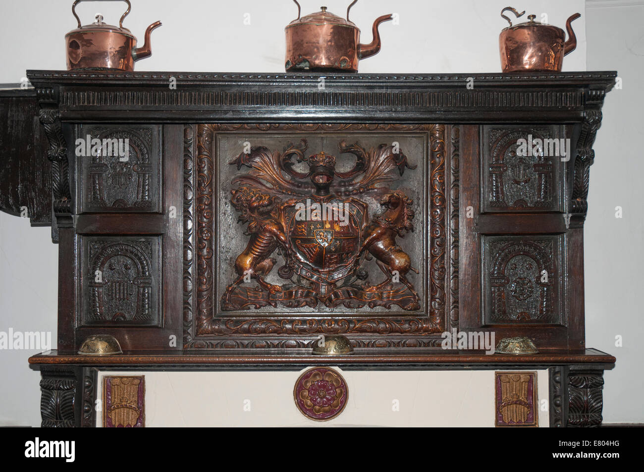 Eine antike geschnitzte hölzerne Truhe ist Teil der Ausstattung des einem Teegeschäft in Ludlow, Shropshire, England Stockfoto